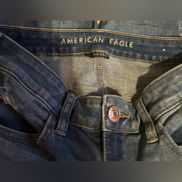 American Eagle Hi-Rise Light Wash Distressed Jegging - Picture 3 of 4